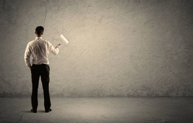 Boş duvarda duran tekerlekli patenci.