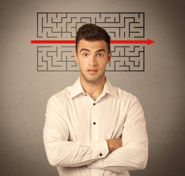 Yakışıklı iş adamı çözme labirent