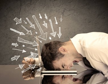 Oklar üzgün ofis çalışanlarını gösteriyor.