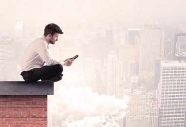 Şehirde çatıda oturan ofis çalışanı