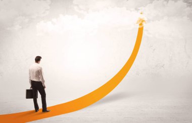 Turuncu ok üzerinde duran iş kişi