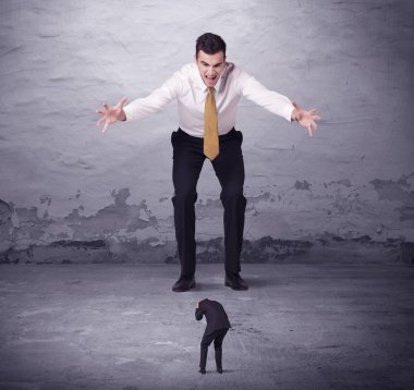 Kızgın büyük müdür küçük iş adamına bakıyor.