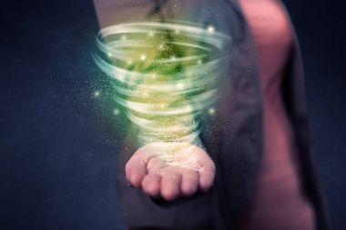 Kadın holding yeşil kasırga