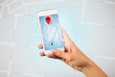 Akıllı telefon tutan bir kadın.