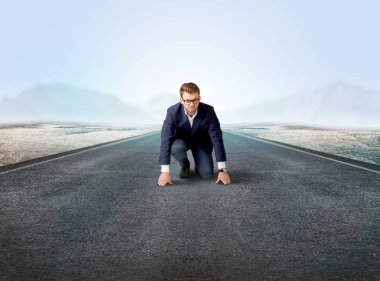 Hazır konumda diz çökmüş işadamı