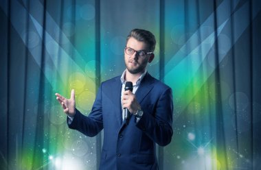 İşadamı holding mikrofon