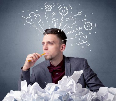 İşadamı buruşuk kağıt arkasında