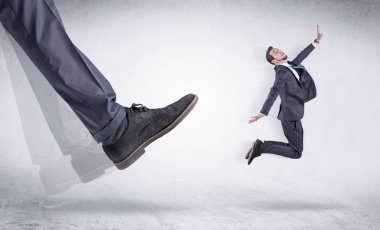 Siyah ayakkabı tekme küçük adam