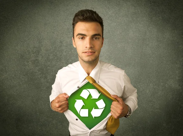 Miljöaktivist affärsman riva av skjorta med återvinningsskylt — Stockfoto