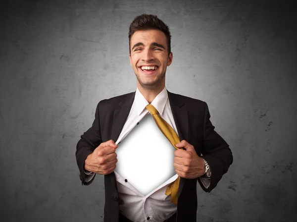 Empresário arrancando sua camisa com copyspace branco no peito — Fotografia de Stock