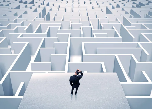 Empresário olhando para labirinto infinito — Fotografia de Stock