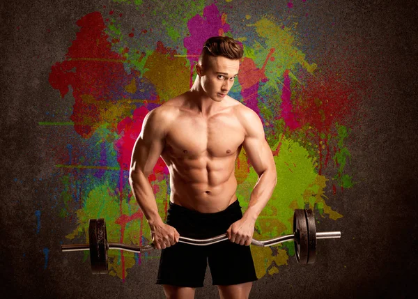 Renkli duvarı ve kilosu olan güçlü bir adam.