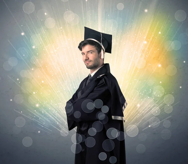 Feliz graduado con luces bokeg de colores en el fondo — Foto de Stock