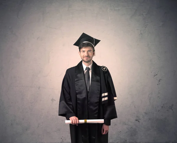 Portrét mladého postgraduálního studenta na špinavém pozadí — Stock fotografie