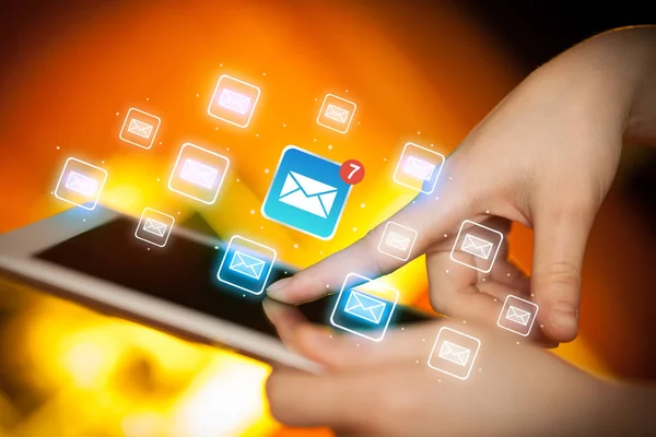 Vingers aanraken tablet met mail — Stockfoto