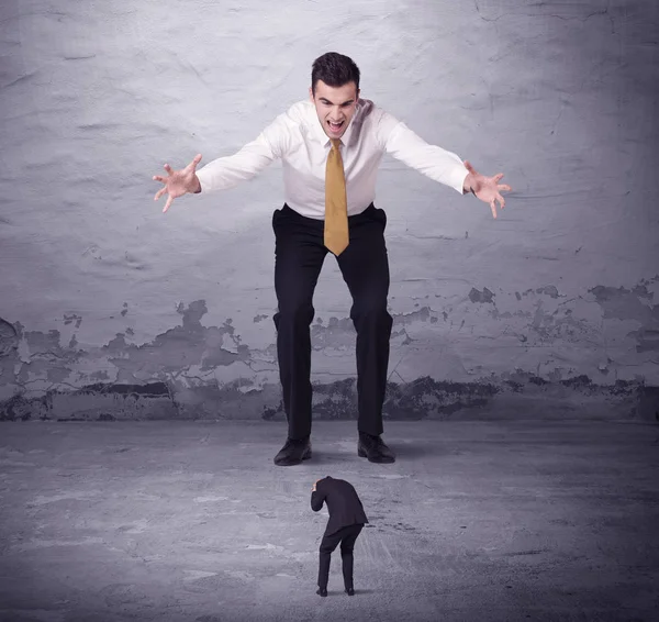 Wütender Großmanager blickt auf Kleinunternehmer — Stockfoto