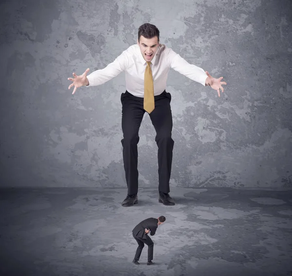 Grande capo guardando piccolo collega — Foto Stock