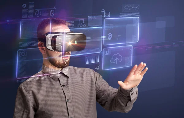Бізнесмен з окулярами віртуальної реальності — стокове фото