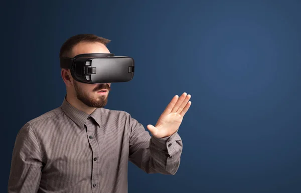 商人与虚拟现实的护目镜 — 图库照片
