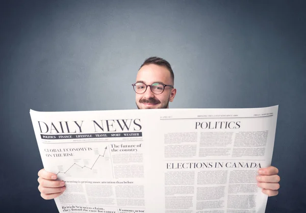 Empresário lendo jornal — Fotografia de Stock