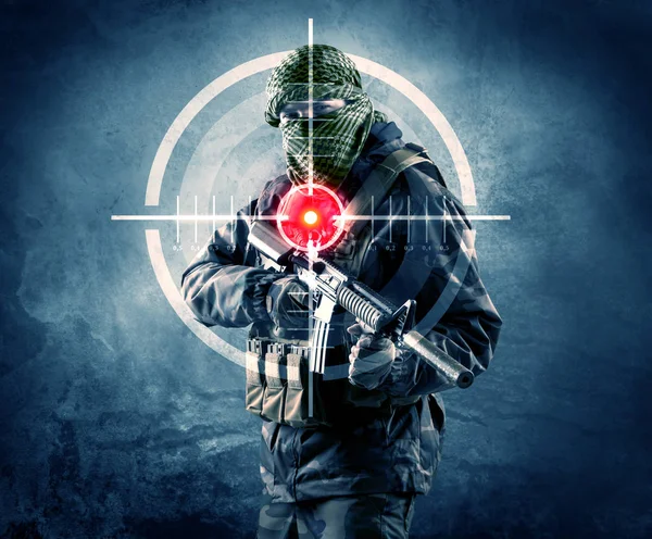 Gemaskerde terroristische man met geweer en laser doelwit op zijn lichaam — Stockfoto