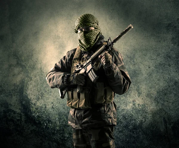 Ritratto di un soldato mascherato pesantemente armato con groviglio scontroso — Foto Stock