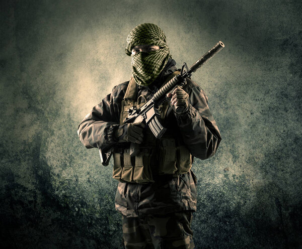 Портрет хорошо вооруженного солдата в маске с громоздкой спиной
