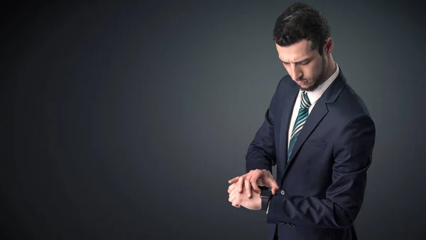 Hombre de traje usando smartwatch . — Foto de Stock