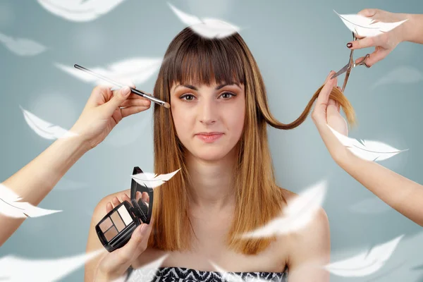 Mulher bonita no salão com conceito etéreo — Fotografia de Stock