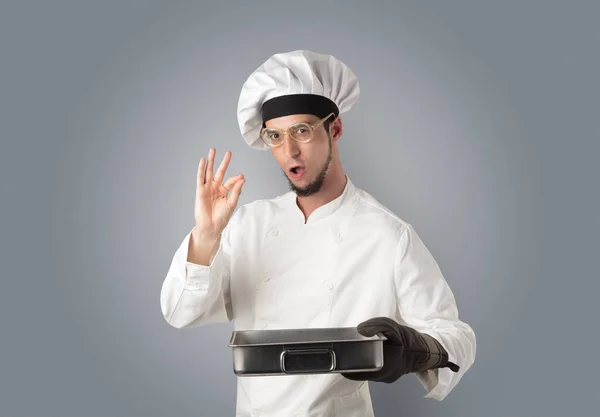 Szakács, konyhai eszközök és üres tapéta — Stock Fotó