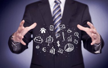 Avuçlarında çizim simgeleri olan bir ofis çalışanı