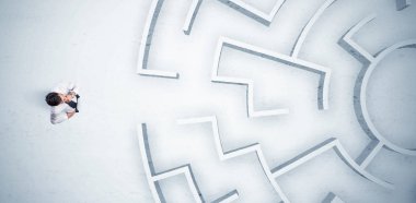 İş adamı dairesel labirent ile hiçbir yerde seyir gitmek