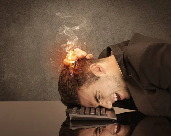 悲しいビジネスマンの頭が火を捕まえる — ストック写真
