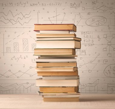 Karalama stilinde yazılmış matematik formülleri olan bir yığın kitap.