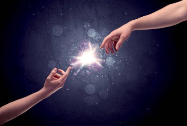 Elleri bir kıvılcım gibi parlıyor