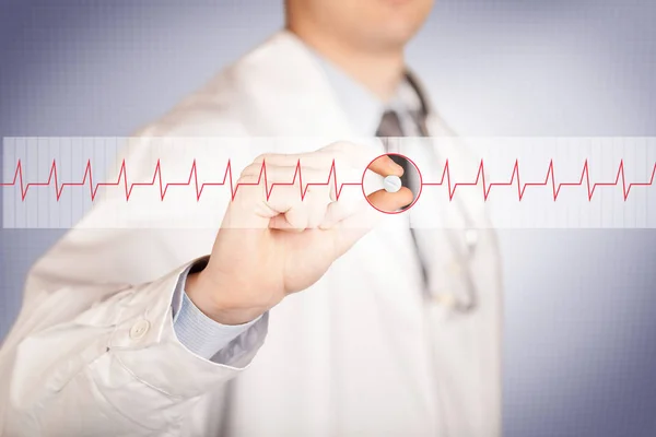 Un médico sosteniendo una píldora del corazón —  Fotos de Stock