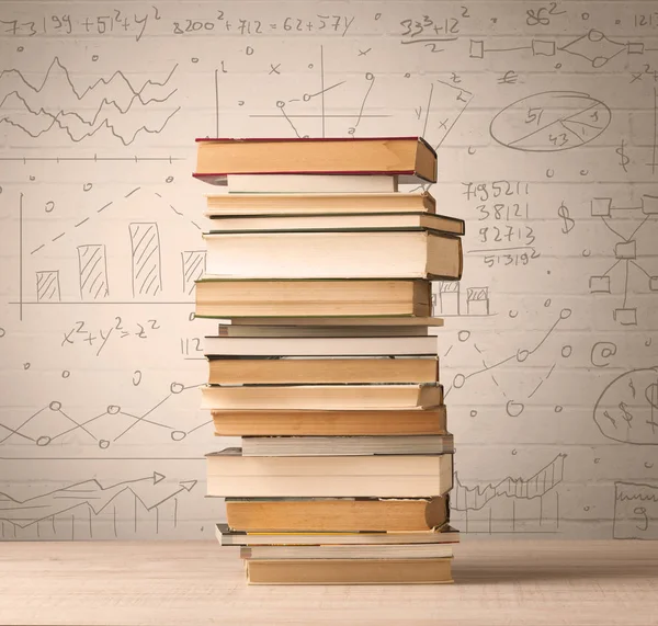 Ein Stapel Bücher mit mathematischen Formeln im Doodle-Stil — Stockfoto