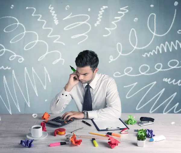 Trabalhador de escritório cansado com linhas bagunçadas desenhadas — Fotografia de Stock