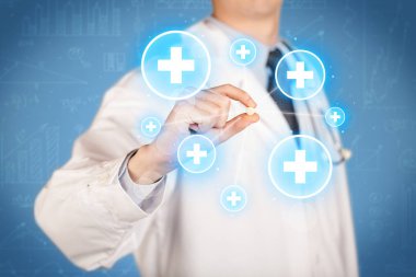 Haçlı bir hap gösteren bir doktor.