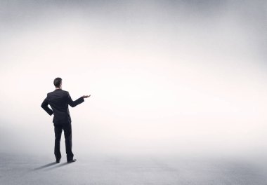 Boş beyaz arkaplanı olan satıcı