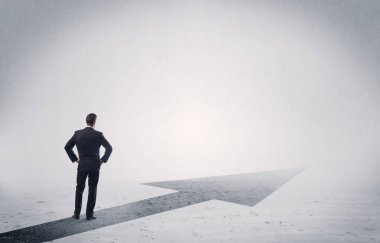 Ayakta duran satıcı elinde okla ileriye bakıyor.