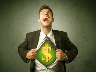 Gömleğini sandığının üstünde dolar işareti olan kapalı yırtılma işadamı