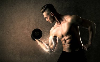 Vücut geliştirici enerji dolu beyaz çizgiler konseptiyle ağırlık kaldırıyor