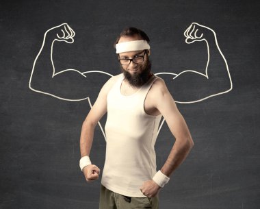 Çekici kasları olan zayıf genç bir adam.