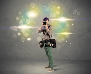 Yanıp sönen ışıkları olan fotoğrafçı