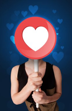 Kalp işareti tutan kadın