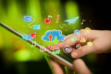 Tablet ile sosyal simgeler dokunmadan parmak