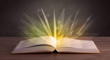 Kitap üzerinde sarı ışık 