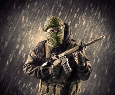 Yağmurlu arka plan üzerinde Maskeli silahlı terörist adam