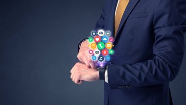 Smartwatch giyen işadamı.